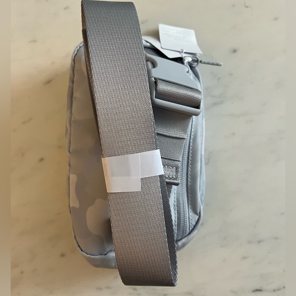 Everywhere Belt Bag - Lululemon - new with tags - Picture 2 of 7